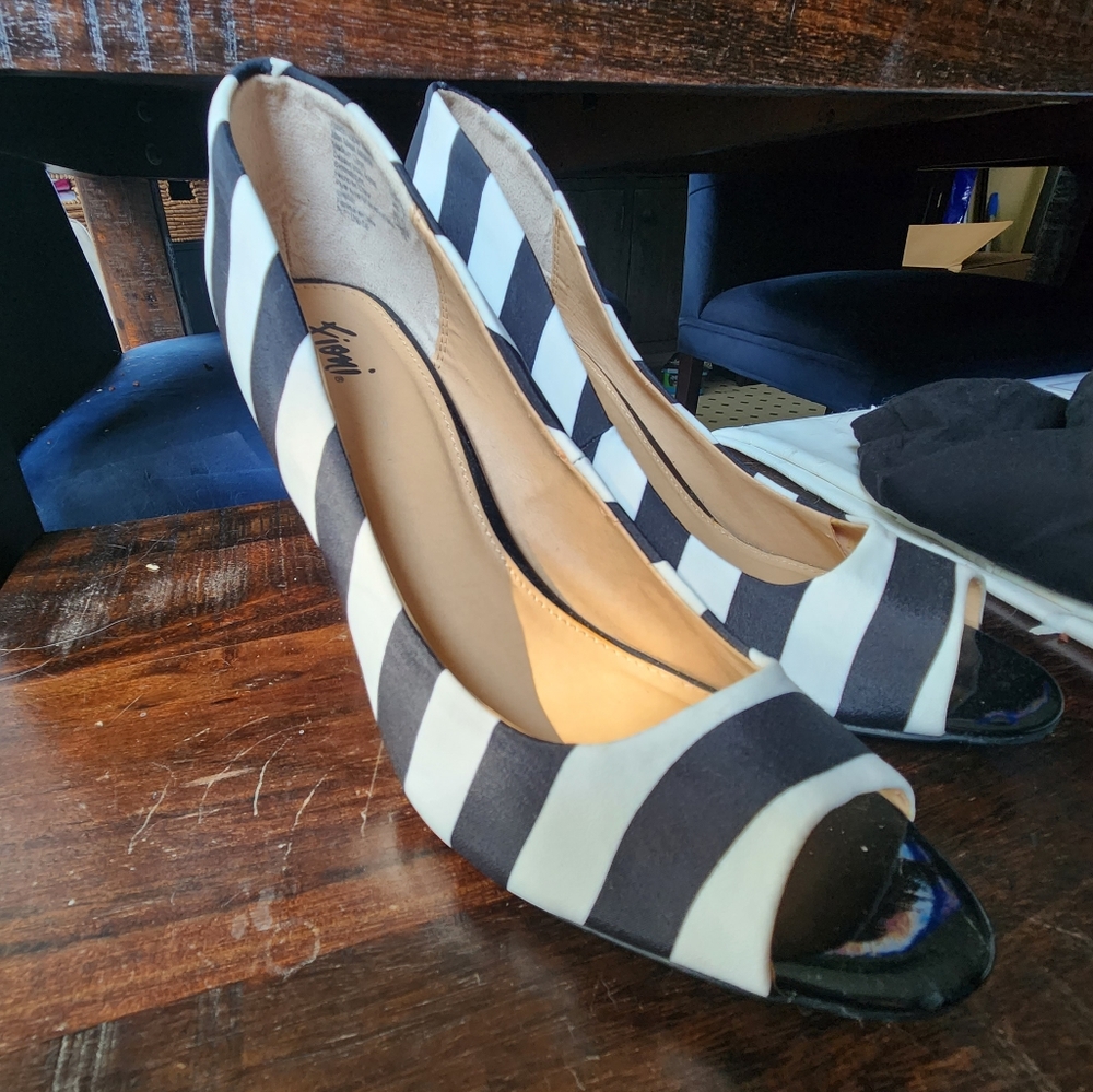 Size 10W Striped Open Toed Heels